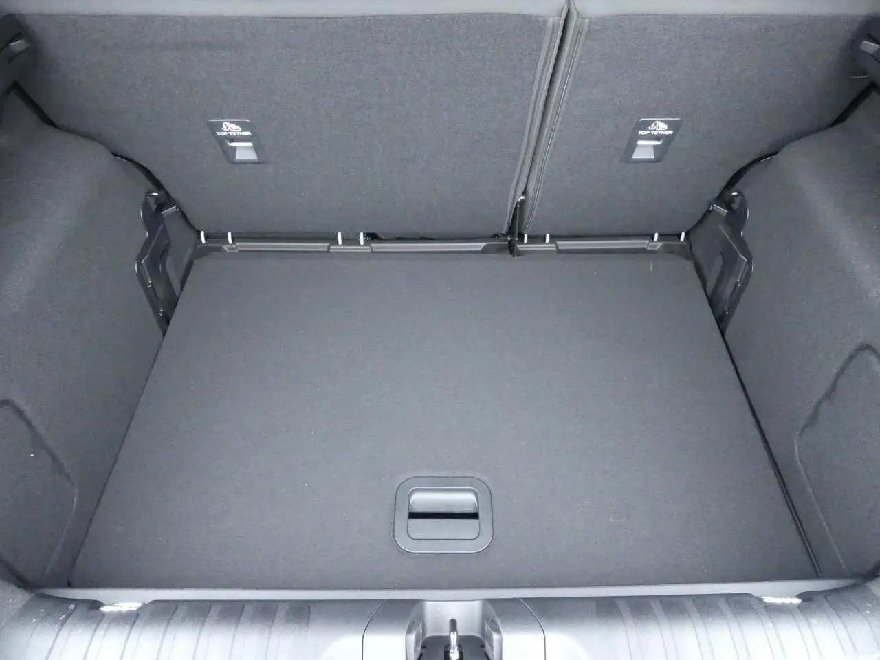 Coffre spacieux et vide du Ford Puma 2025, vue de dessus, revêtement intérieur gris foncé uniforme.