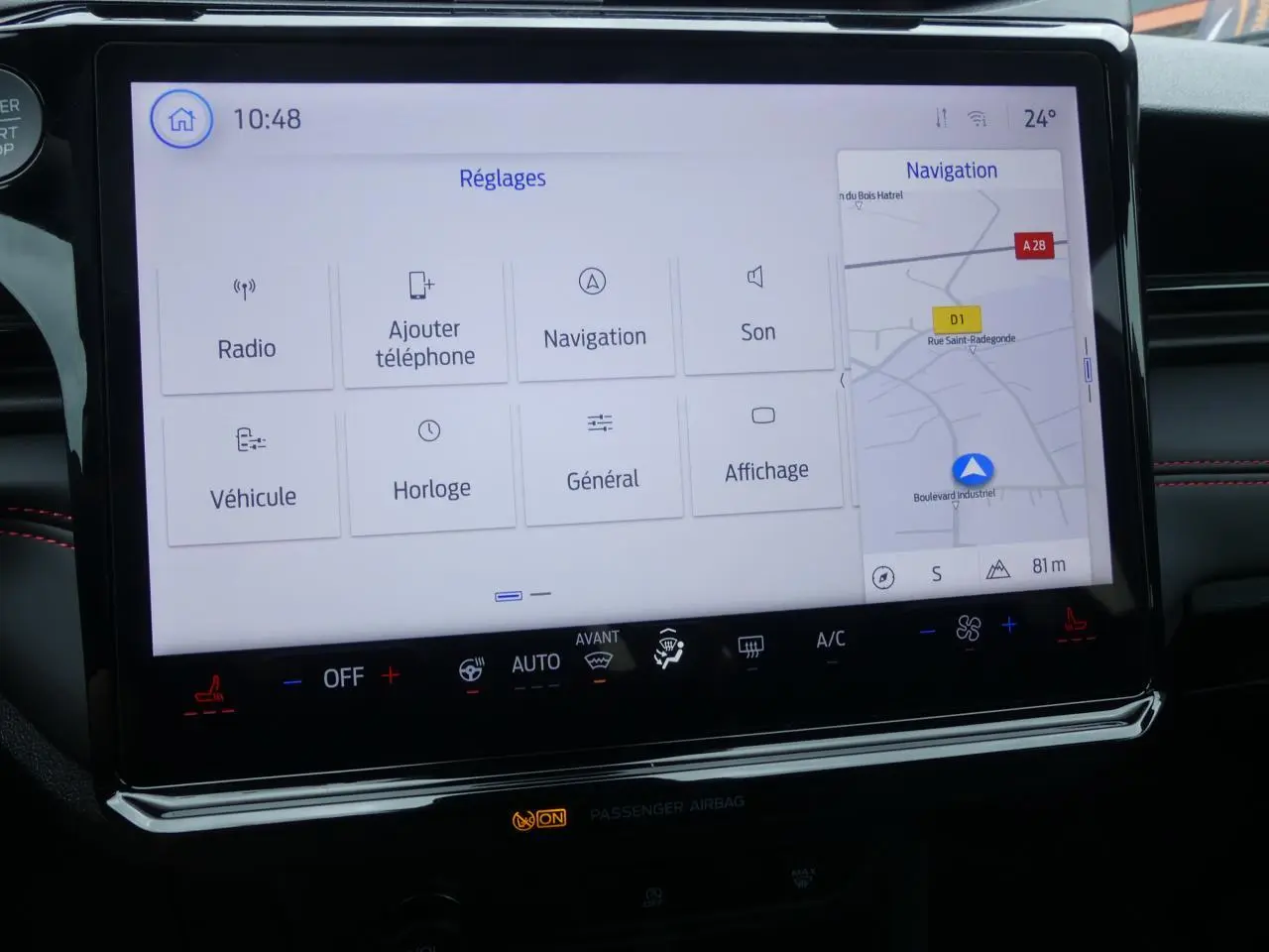 Écran tactile 12 pouces du système SYNC 4 avec navigation et réglages dans l'habitacle du Ford Puma gris métallisé.