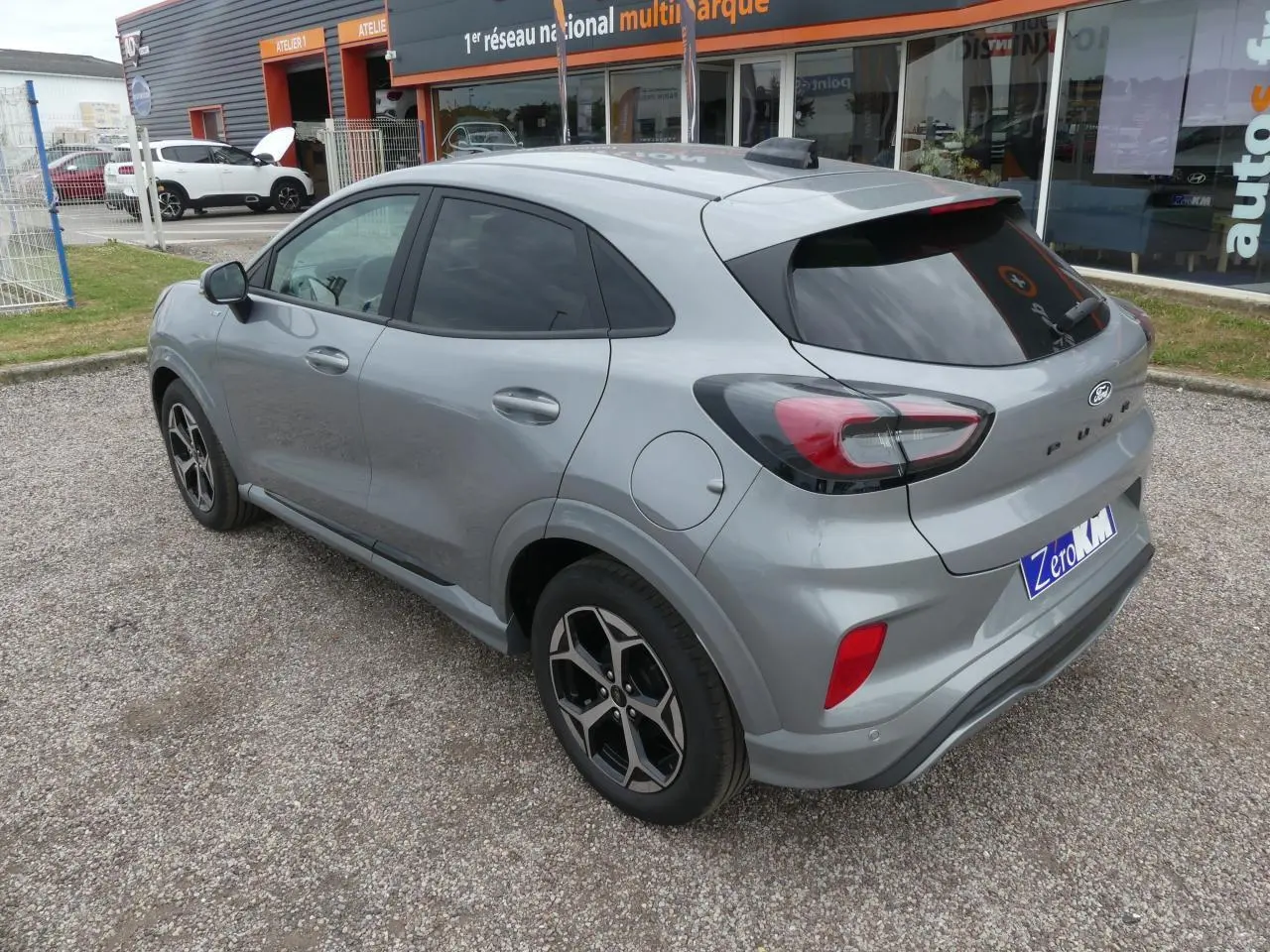 Vue 3/4 arrière droite du Ford Puma 2025 gris métallisé avec jantes alliage et vitres surteintées.