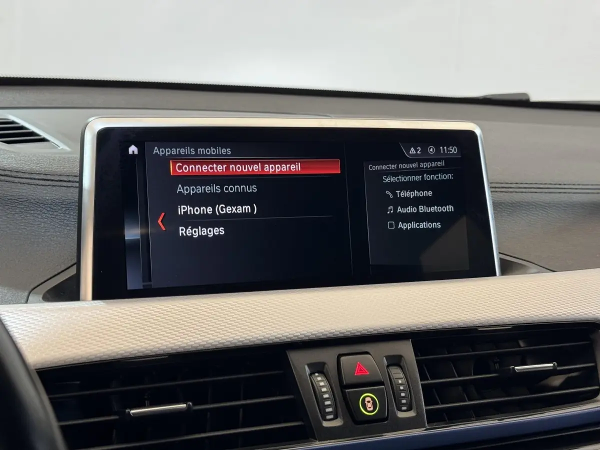 Écran central tactile du tableau de bord d’une BMW X2 xDrive25e M Sport 2021, affichant le menu de connexion Bluetooth.