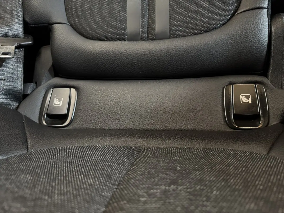 Détail des fixations Isofix sur siège arrière en tissu noir du BMW X2 xDrive25e M Sport 2021.