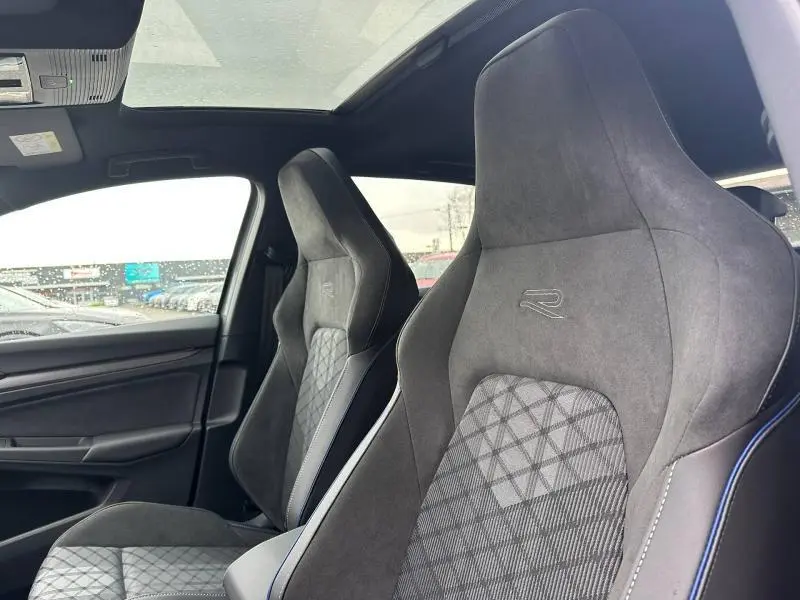 Vue intérieure côté droit des sièges sport gris anthracite avec logo R brodé dans une Volkswagen Golf 2.0 TDI 2026.