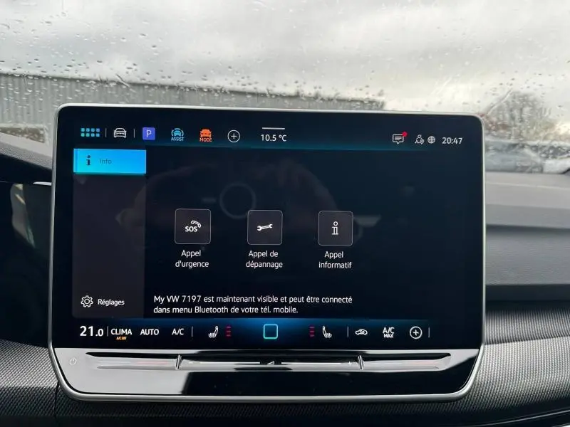 Écran tactile central de la Volkswagen Golf gris 2026 affichant les options d'appel d'urgence et dépannage.