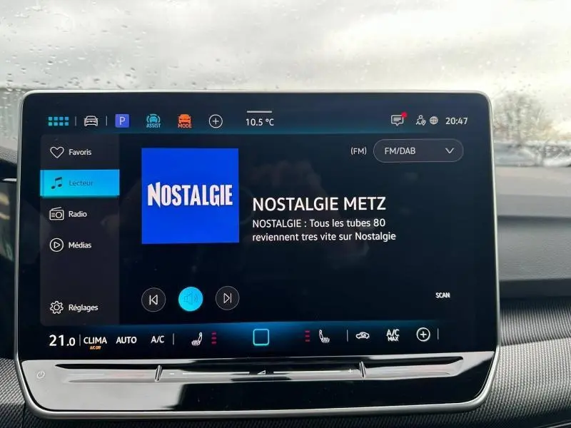 Écran tactile central de la Volkswagen Golf 2.0 TDI 150ch R-Line 2026 affichant la radio Nostalgie Metz.