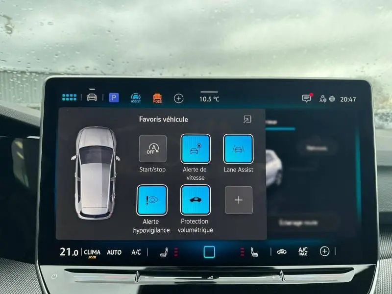 Écran tactile intérieur de la Volkswagen Golf 2.0 TDI gris montrant les options d’assistance à la conduite.
