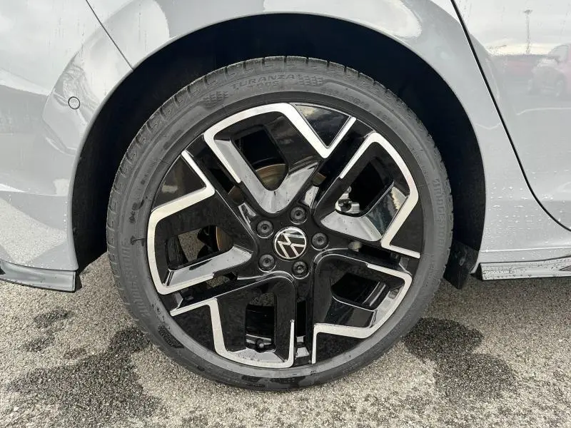 Gros plan sur la jante alu noire et argentée du côté arrière gauche d'une Volkswagen Golf gris Urano 2026.