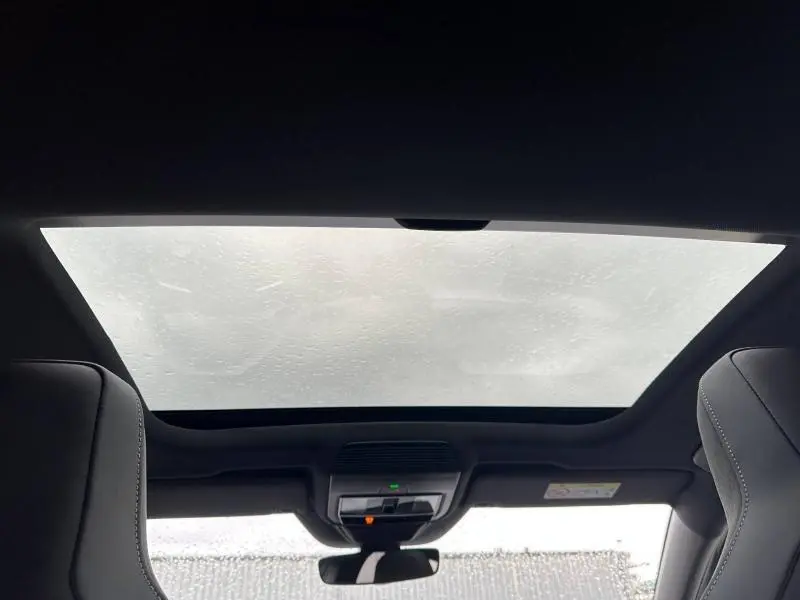 Vue intérieure du toit ouvrant panoramique de la Volkswagen Golf 2.0 TDI gris, avec sièges sport en tissu anthracite.