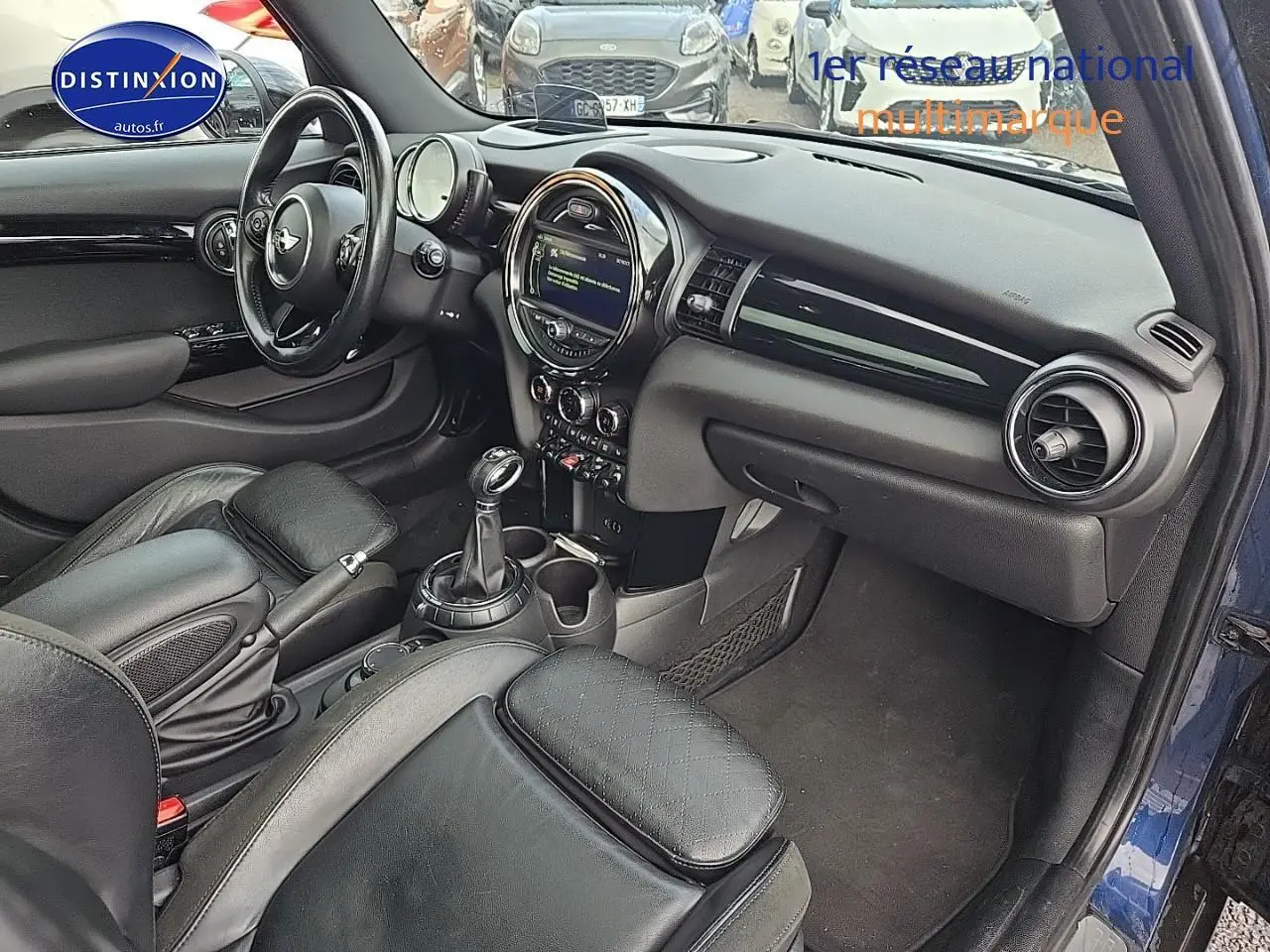 Intérieur de la MINI Cooper S 2015 vue côté conducteur, avec tableau de bord noir et volant cuir multifonction.