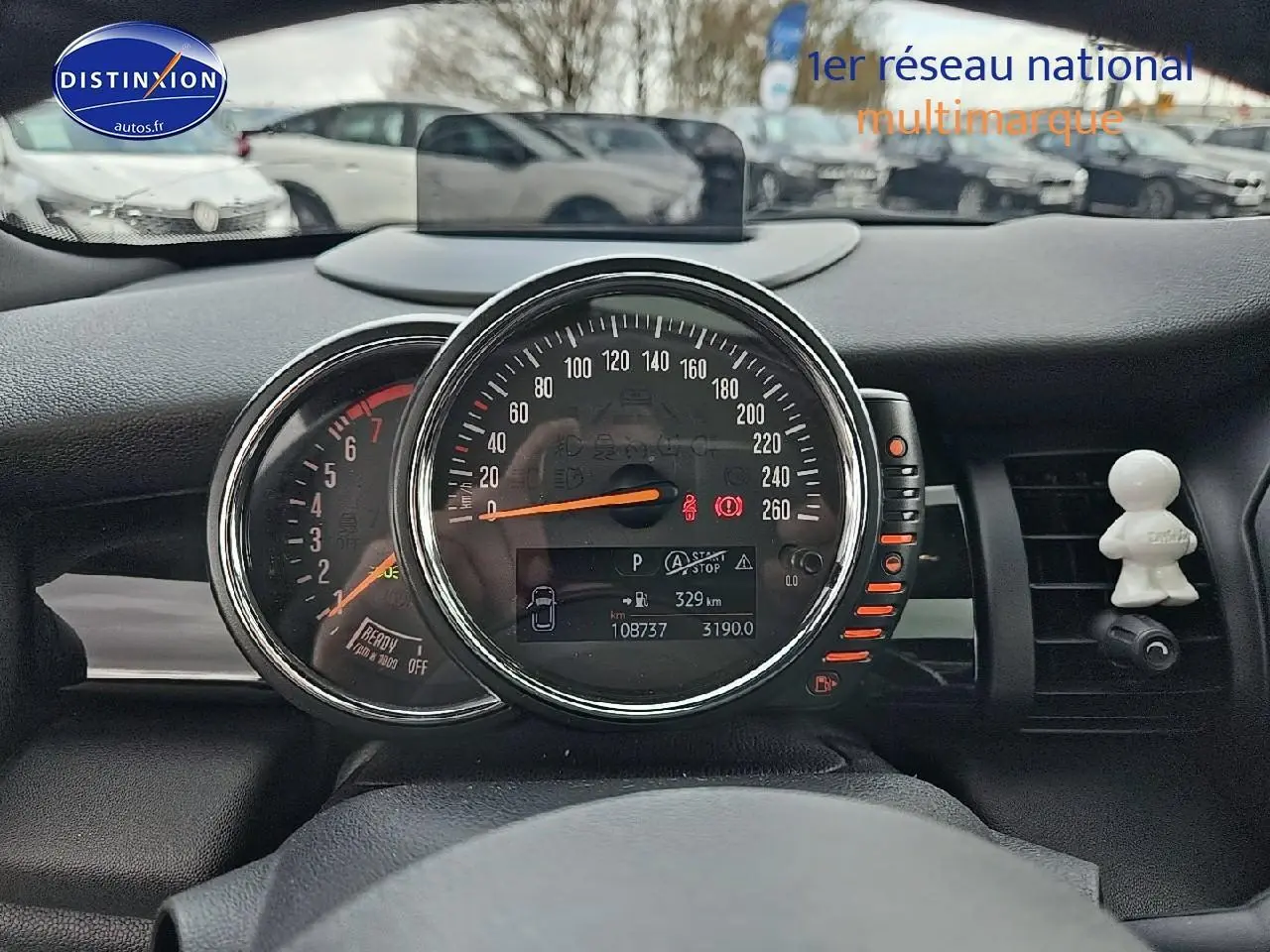 Vue rapprochée du tableau de bord de la MINI Cooper S bleu nuit, affichant le compteur et le compte-tours.