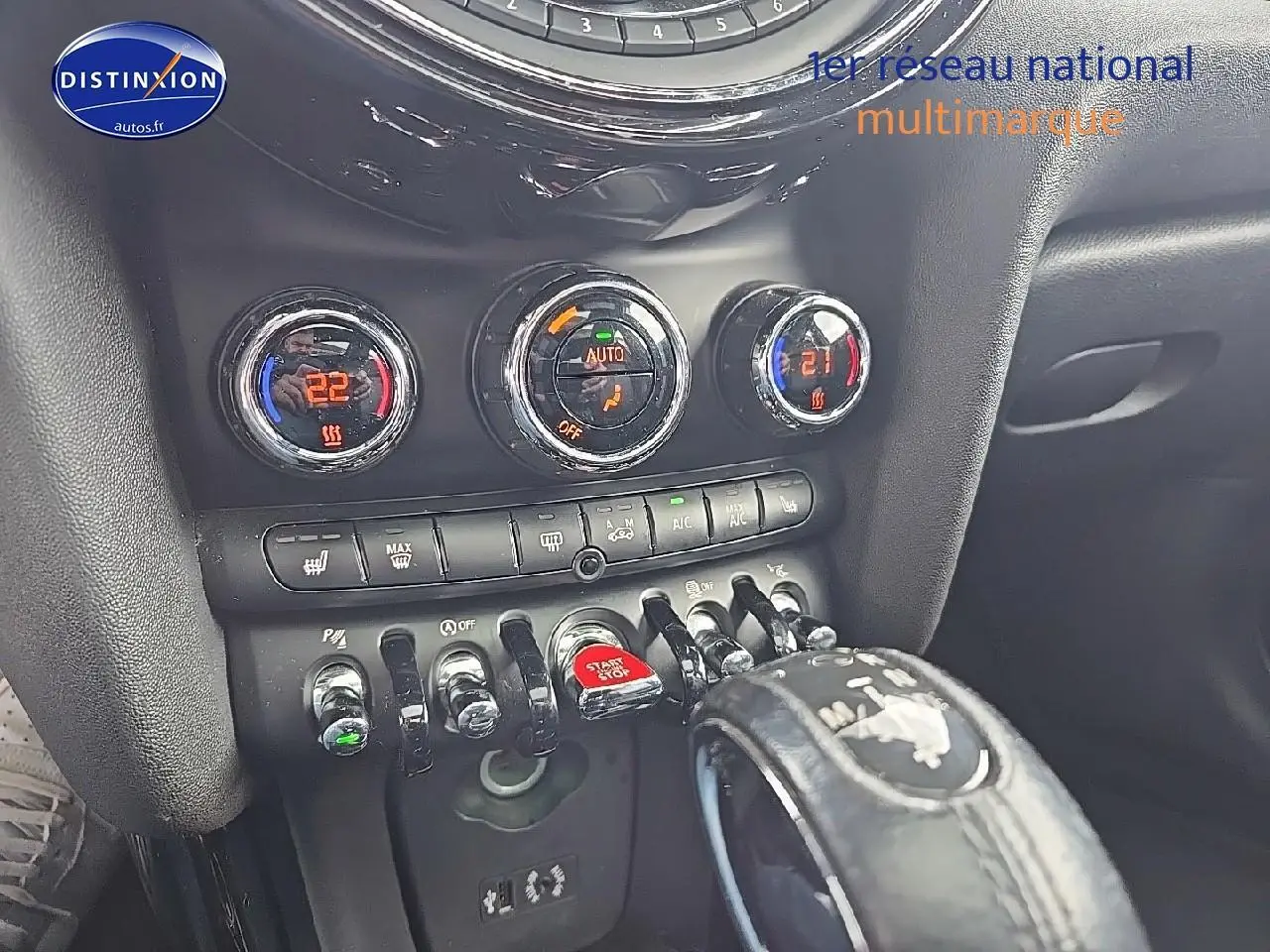 Vue rapprochée de la console centrale de la MINI Cooper S 2015, avec commandes de climatisation et levier de vitesse.
