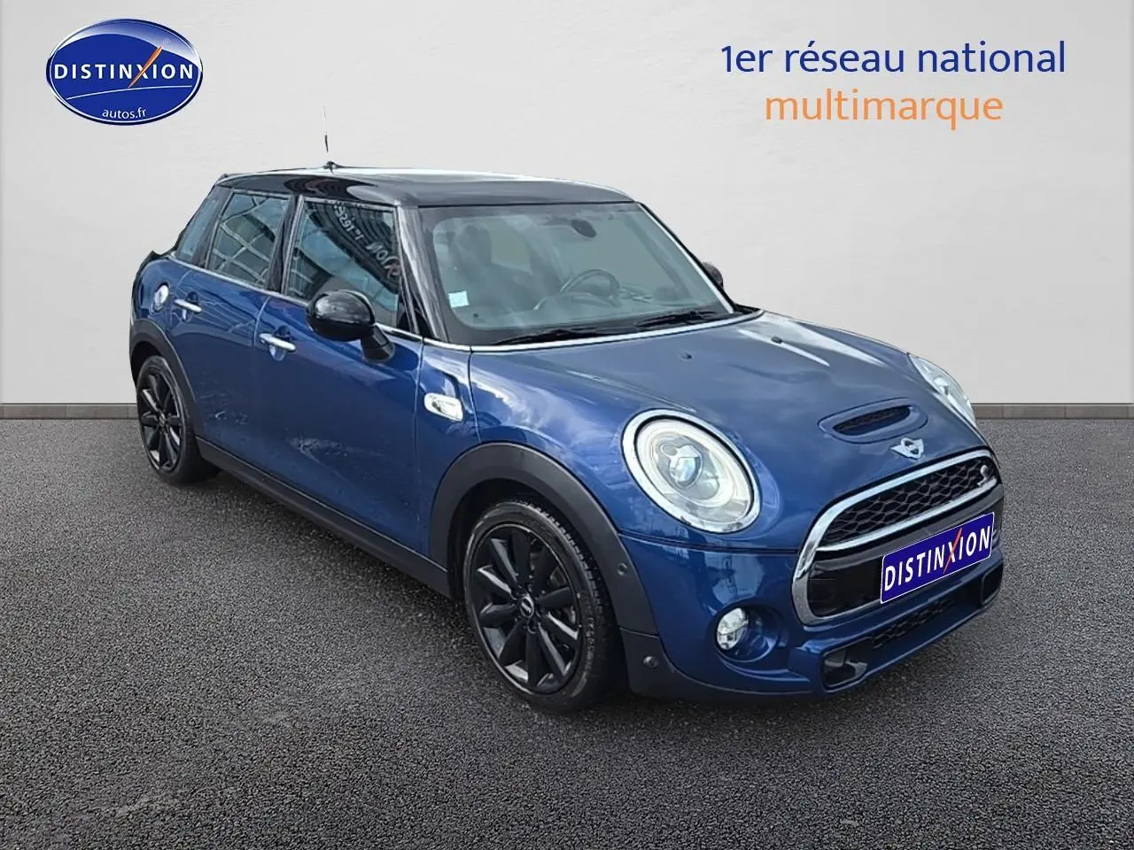 Vue 3/4 avant d'une MINI Cooper S bleu nuit avec toit noir et jantes noires sur fond neutre.