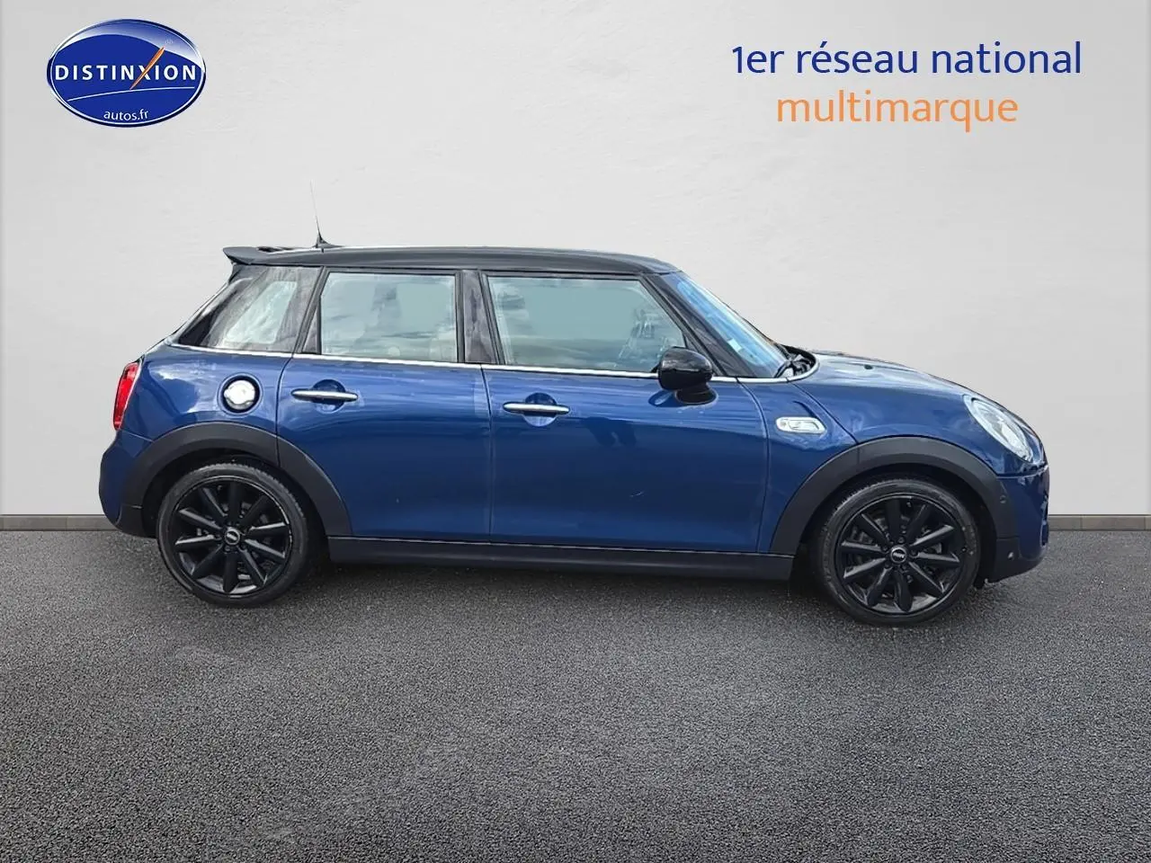 Profil droit d'une MINI Cooper S 2015 bleu nuit avec toit noir et jantes alliage noires.