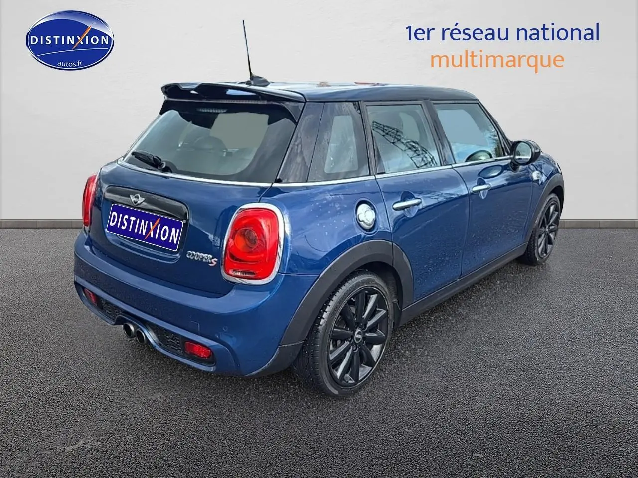 MINI Cooper S bleu nuit vue 3/4 arrière droit avec toit noir et jantes alu noires.