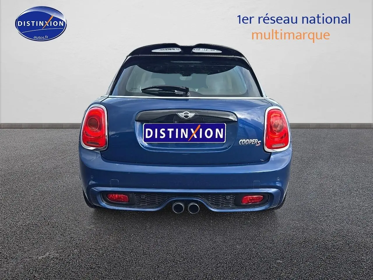 Vue arrière d'une MINI Cooper S bleu nuit avec double sortie d'échappement et feux arrière LED.