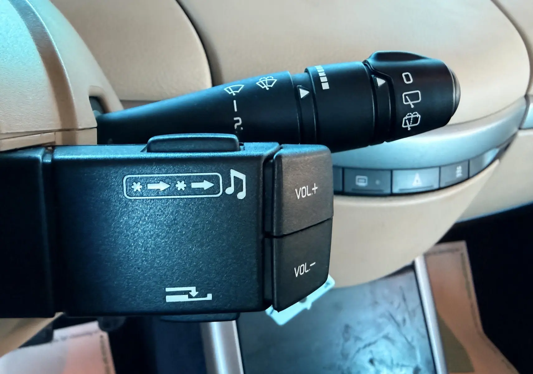 Gros plan sur la commande de volume et essuie-glace du Renault Avantime 3.0 V6 gris, intérieur beige.