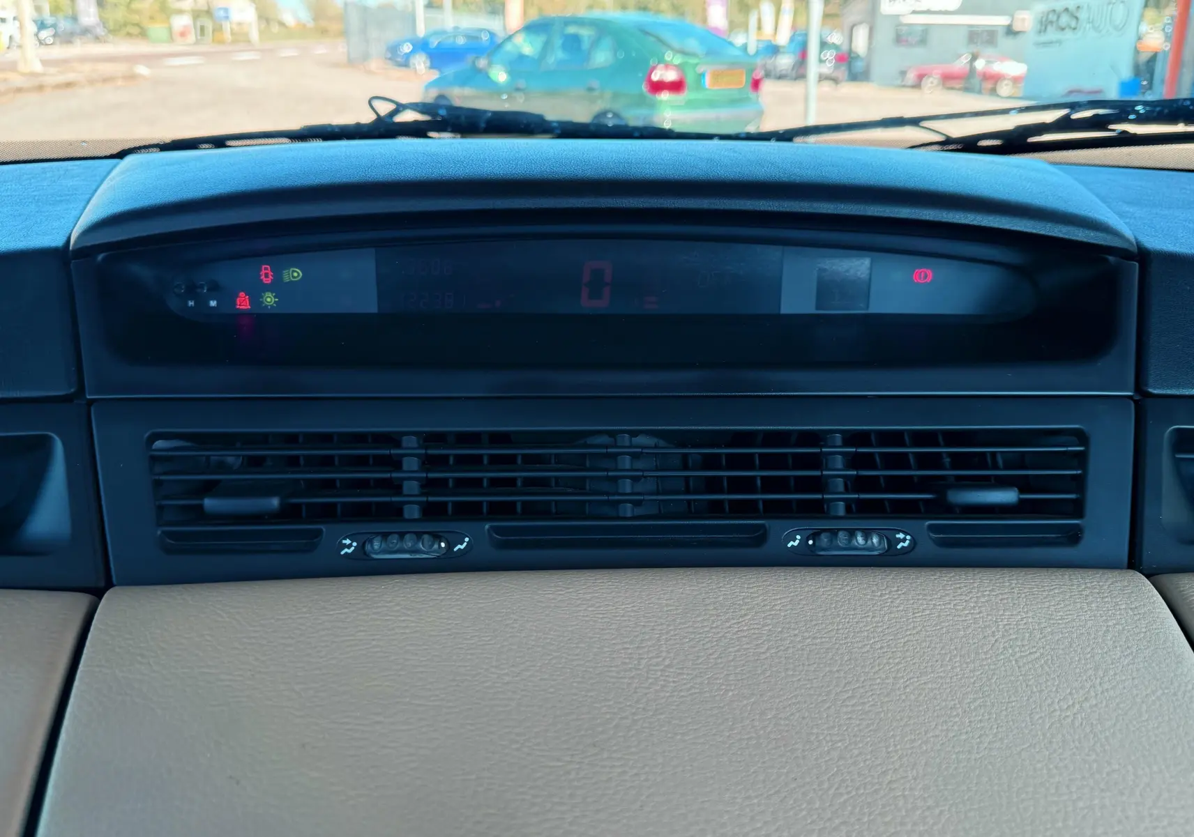 Tableau de bord noir et beige de Renault Avantime 3.0 V6, affichage digital central et aérateurs horizontaux noirs.