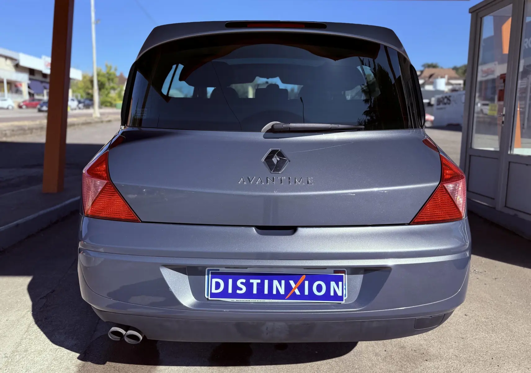 Vue arrière d'une Renault Avantime gris métallisé avec feux triangulaires et double sortie d'échappement visible.