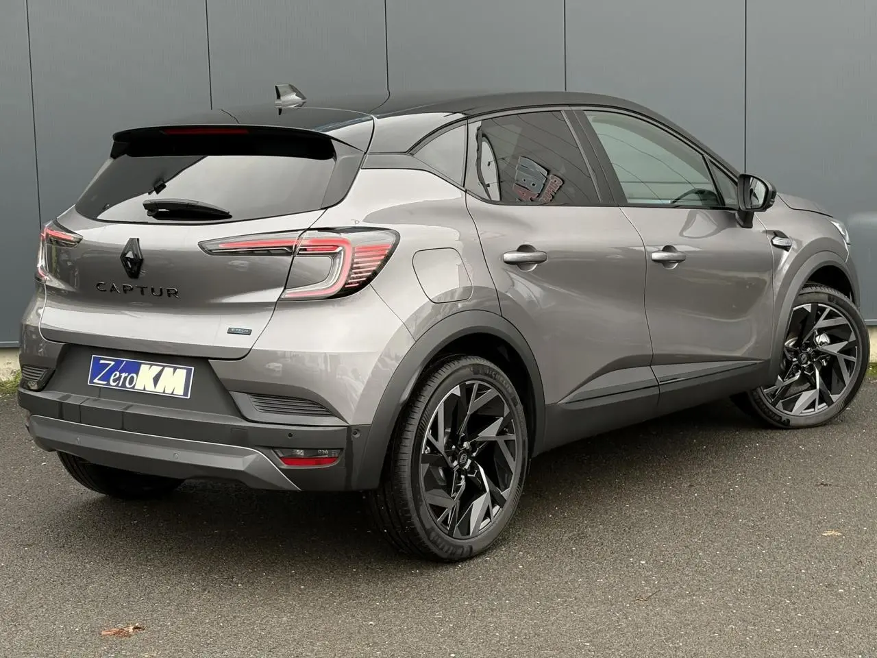 Vue 3/4 arrière droite du Renault Captur gris Cassiopée avec toit noir étoilé et jantes aluminium 19 pouces.