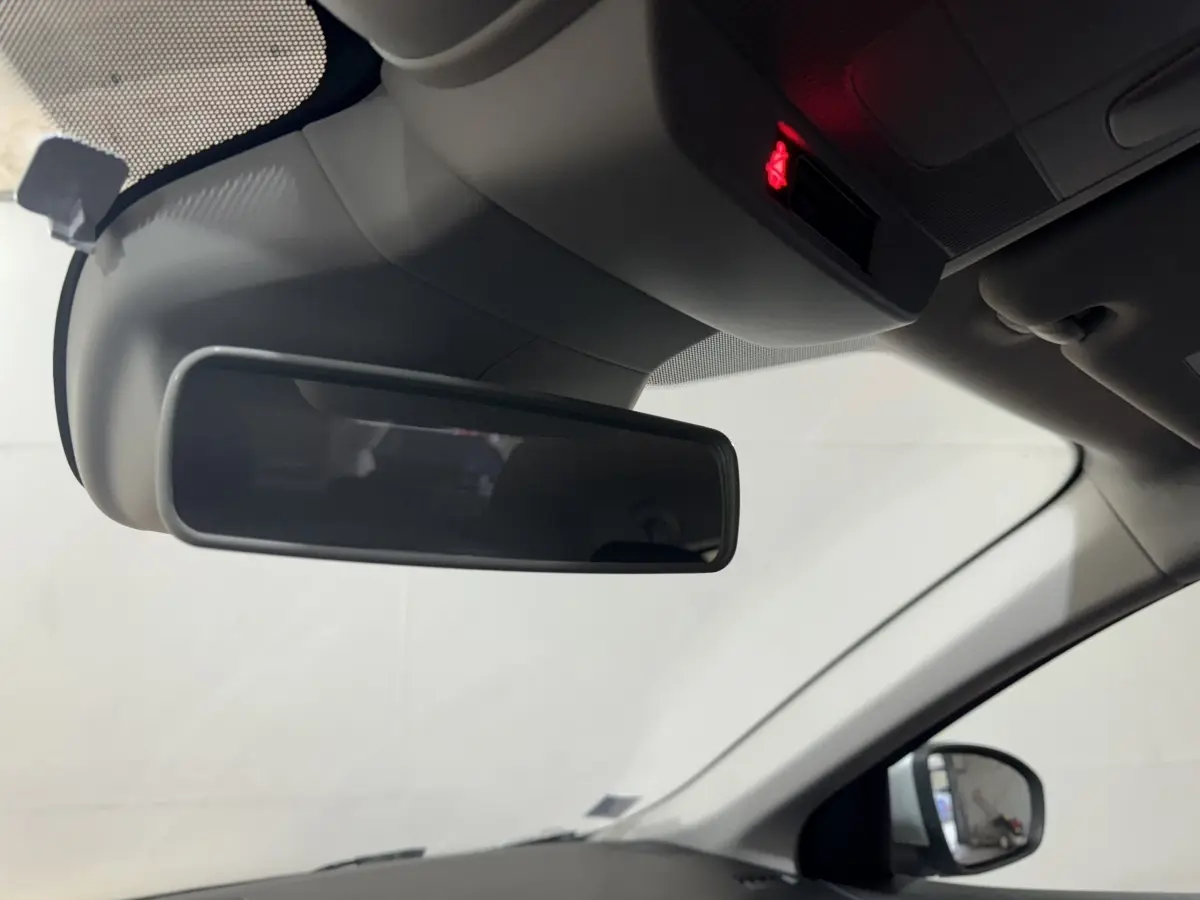 Vue intérieure centrée sur le rétroviseur intérieur et le plafond gris clair de la Renault Mégane Business 2019.