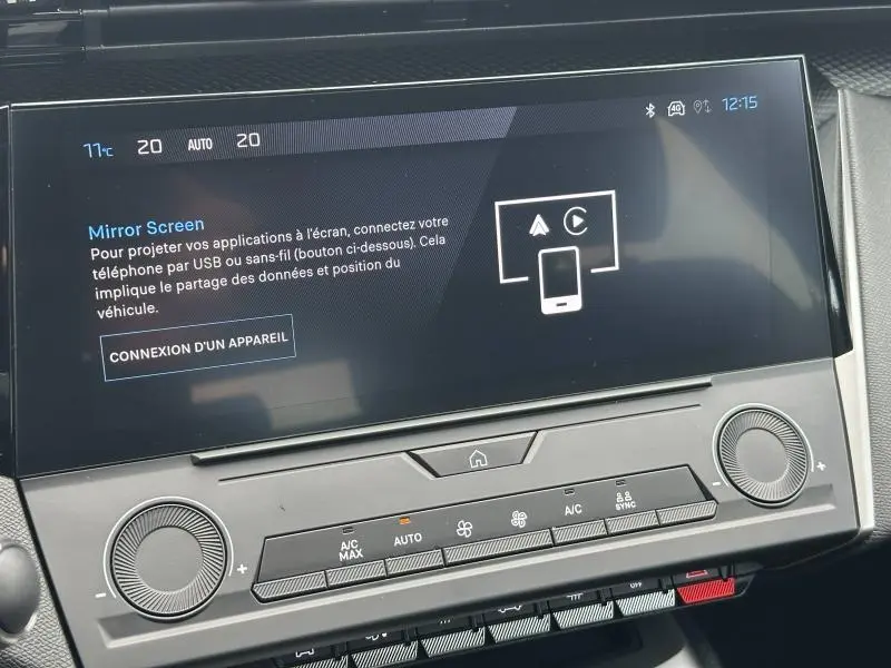 Écran tactile central du tableau de bord de la Peugeot 308 2024 en noir, affichant la fonction Mirror Screen.