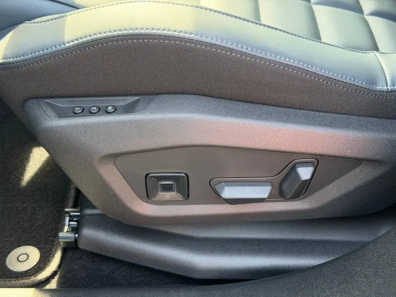 Gros plan sur les commandes électriques du siège conducteur en cuir gris du Citroën C5 Aircross 2026.
