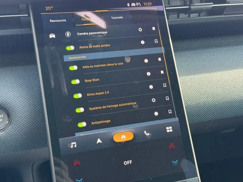Écran tactile central du Citroën C5 Aircross gris Platinium, affichant les options d'assistance à la conduite.
