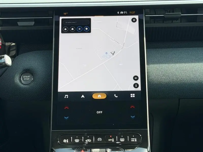 Écran tactile central affichant la navigation dans l’habitacle du Citroën C5 Aircross gris Platinium.