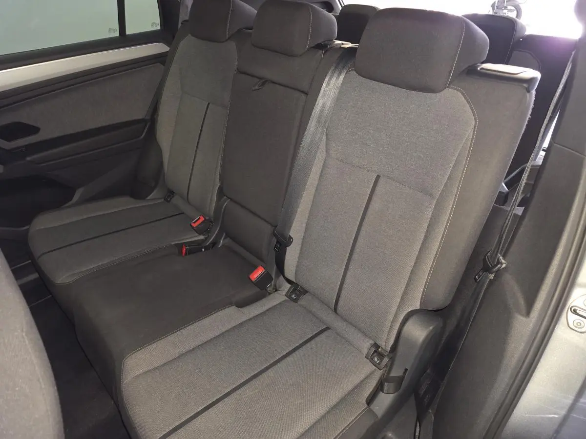 Vue de côté droit sur la banquette arrière tissu gris du SEAT Tarraco 1.5 TSI Style 2020 avec ceintures et appuie-têtes.