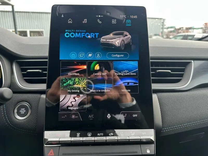 Écran tactile central du Renault Captur 2026 affichant le mode Multi-Sense Comfort, intérieur noir avec détails gris.