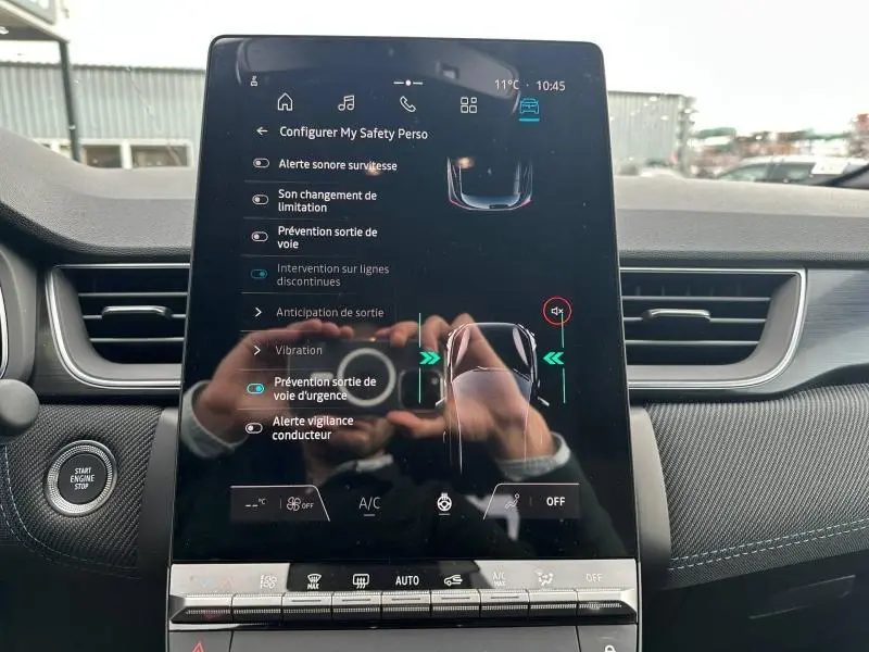 Écran tactile central du Renault Captur 2026 gris Rafale/Noir Étoilé affichant les réglages d’aide à la conduite.