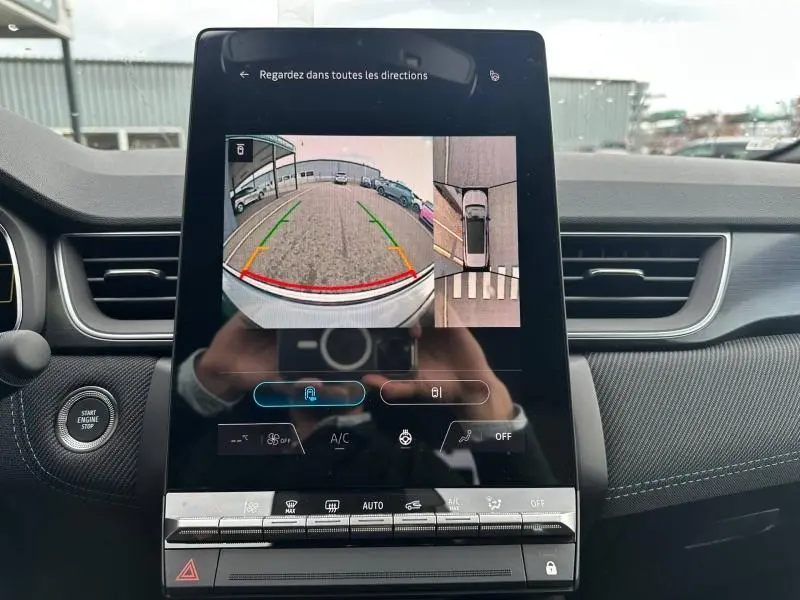 Écran central du Renault Captur 2026 montrant la caméra de recul et la vue 360°, intérieur en gris et noir étoilé.