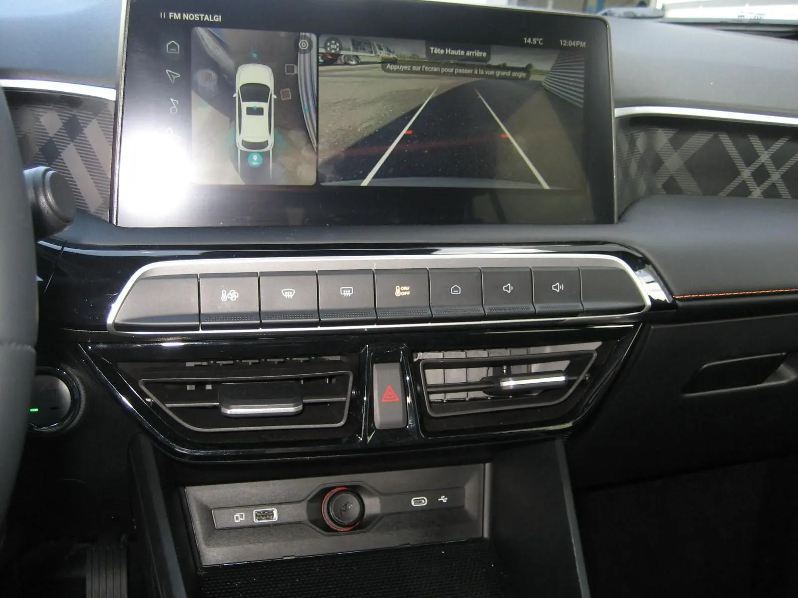 Vue intérieure centrée sur la console centrale et l'écran tactile du MG3 1.5 Hybrid Luxury gris, affichant la caméra arrière.