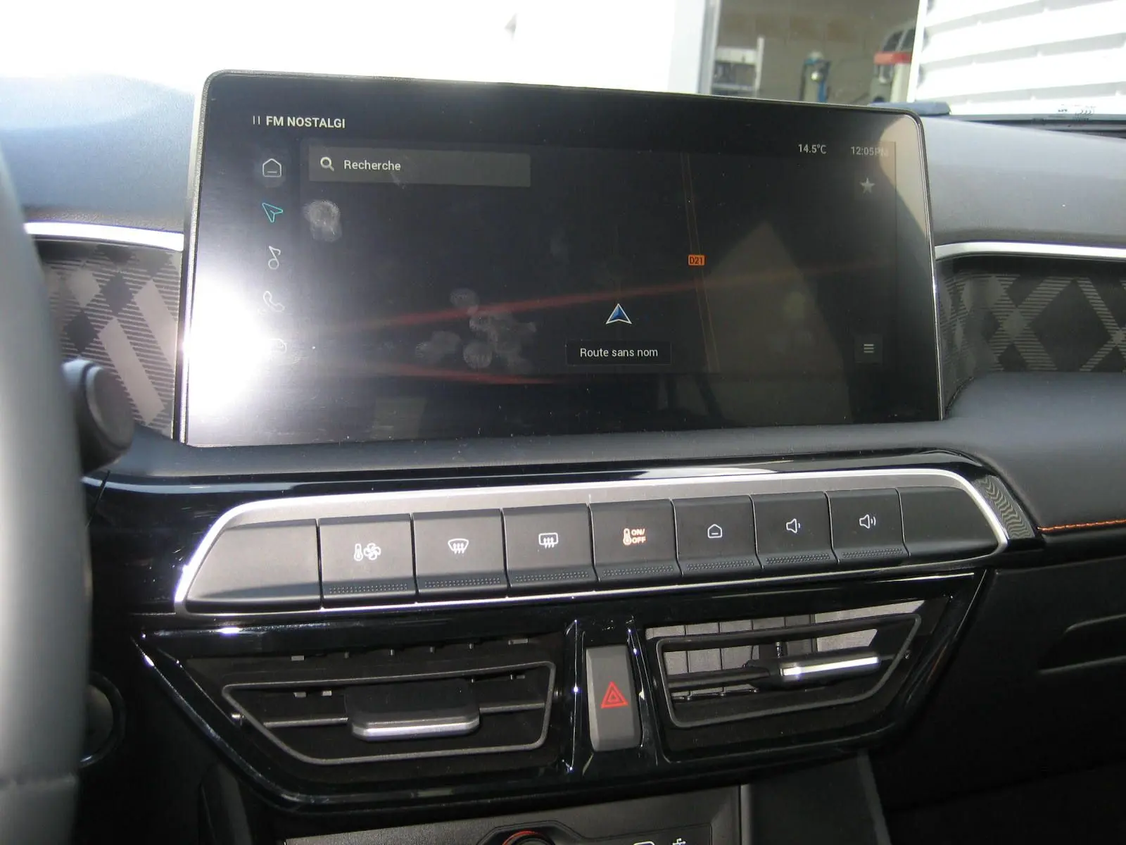 Vue rapprochée du tableau de bord du MG3 1.5 Hybrid gris 2025, avec écran tactile et commandes climatisation.