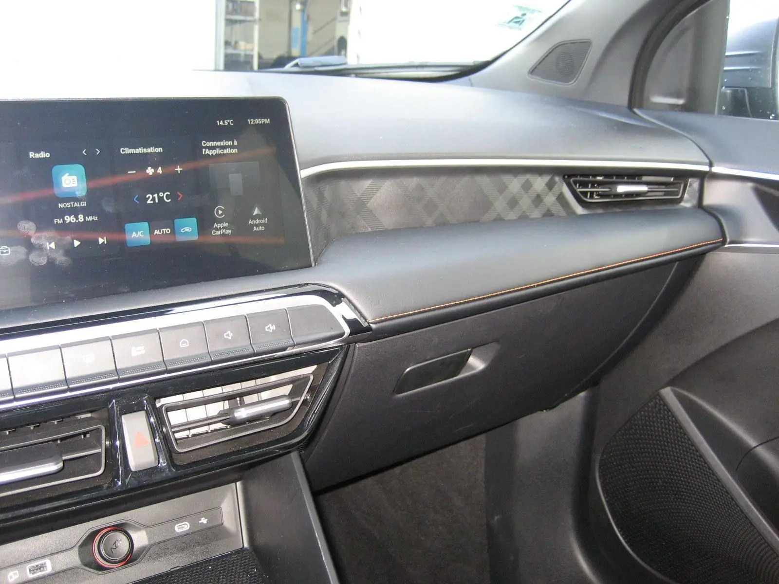 Vue intérieure côté passager du tableau de bord gris du MG3 1.5 Hybrid Luxury 2025 avec écran tactile et aérateurs intégrés.