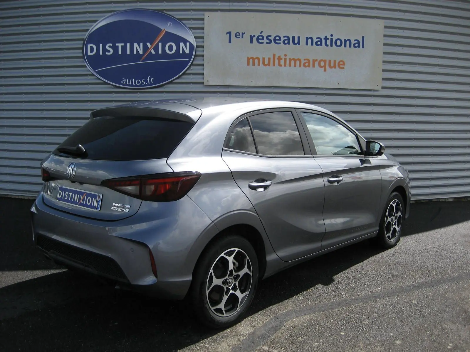 Vue 3/4 arrière droite d'une MG3 1.5 Hybrid gris métallisé avec vitres teintées et jantes alliage distinctives.