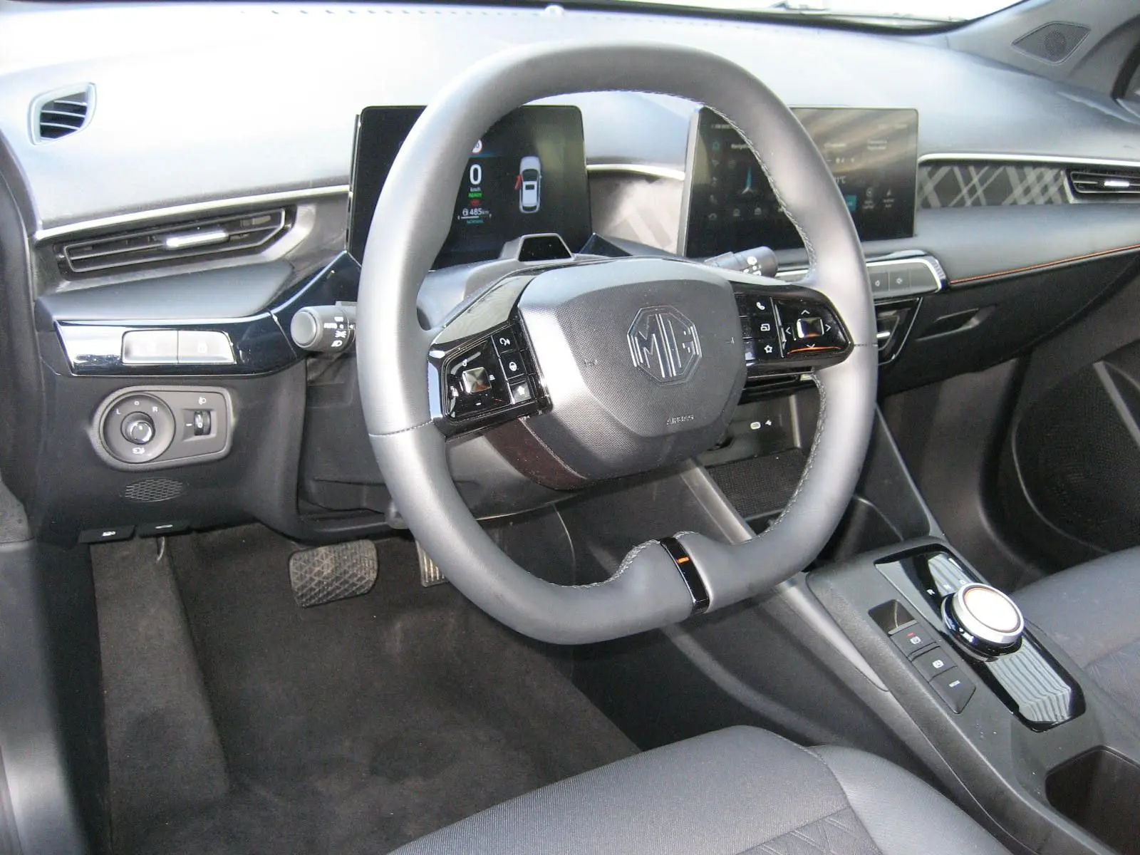 Vue intérieure côté conducteur du tableau de bord gris du MG3 1.5 Hybrid Luxury 2025 avec volant multifonction et écran digital.