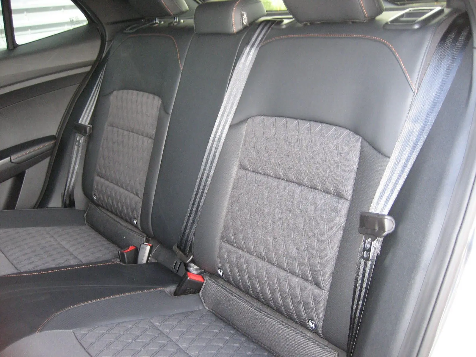 Vue intérieure des sièges arrière en tissu et cuir noir avec surpiqûres orange du MG3 1.5 Hybrid Luxury gris 2025.