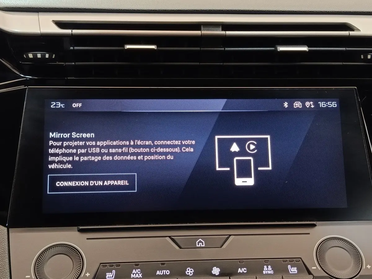 Écran tactile central affichant la connexion Mirror Screen dans l’habitacle d’une Peugeot 308 2023.