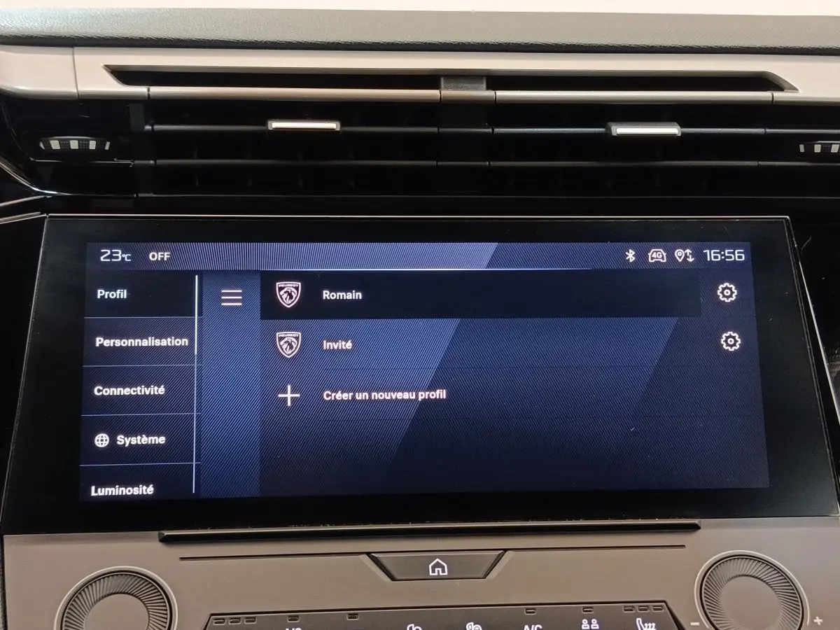 Écran tactile central affichant les profils utilisateurs dans l’habitacle d’une Peugeot 308 vert, vue de face.