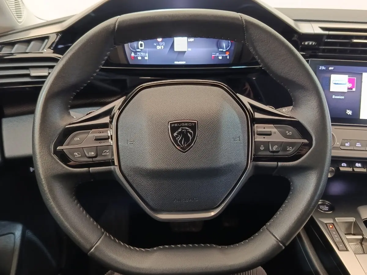Volant cuir noir multifonctions de Peugeot 308 2023 avec tableau de bord digital et écran tactile central.