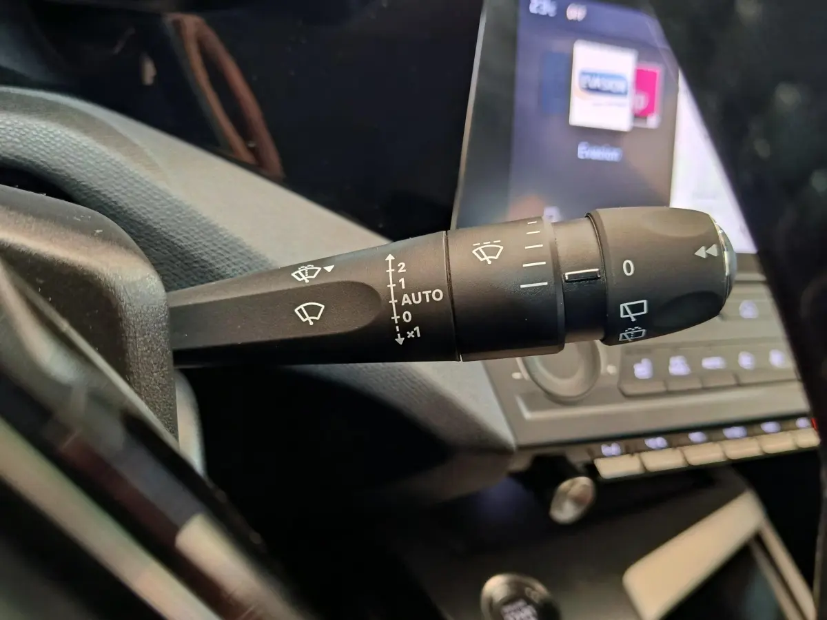 Gros plan sur la commande des essuie-glaces dans l’habitacle de la Peugeot 308 2023, version Active Pack.