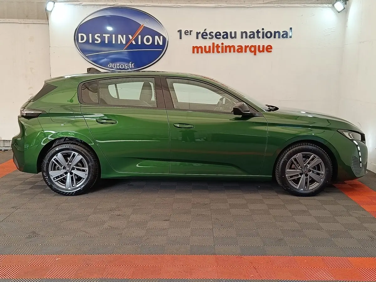 Peugeot 308 vert vue de profil côté gauche, avec jantes alliage et feux arrière LED distinctifs.