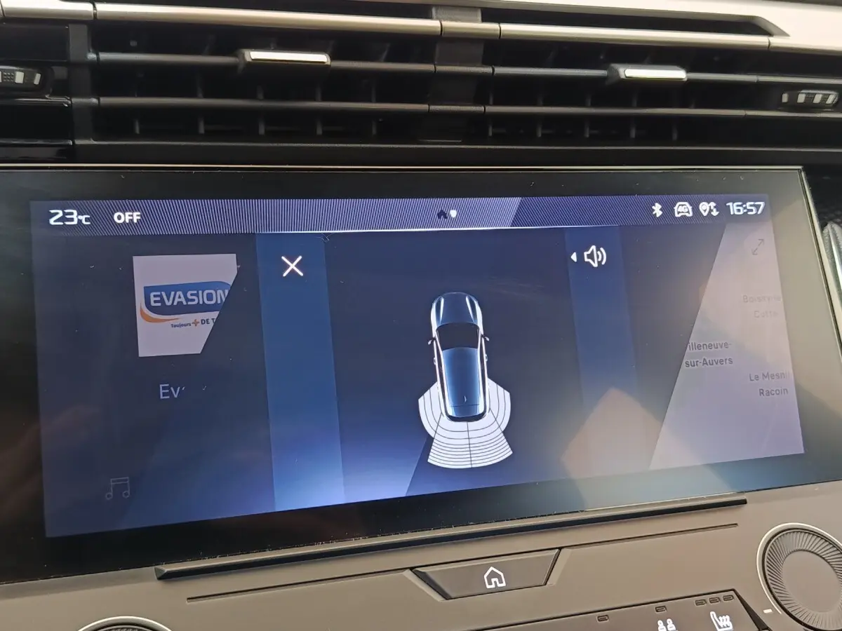 Écran tactile central de la Peugeot 308 vert montrant l’aide au stationnement arrière avec vue du véhicule en 3D.