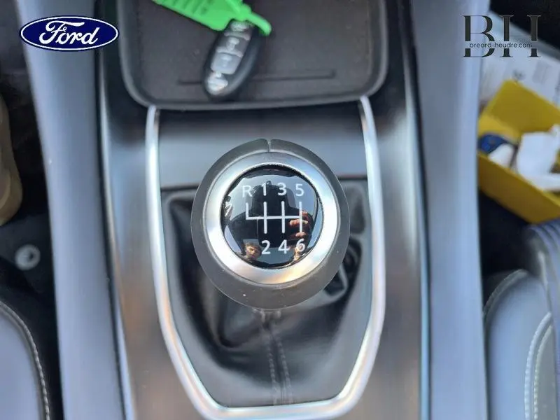 Gros plan sur le levier de vitesse manuel du Nissan Qashqai 1.3 Mild Hybrid gris Argile, avec marquage des six rapports.