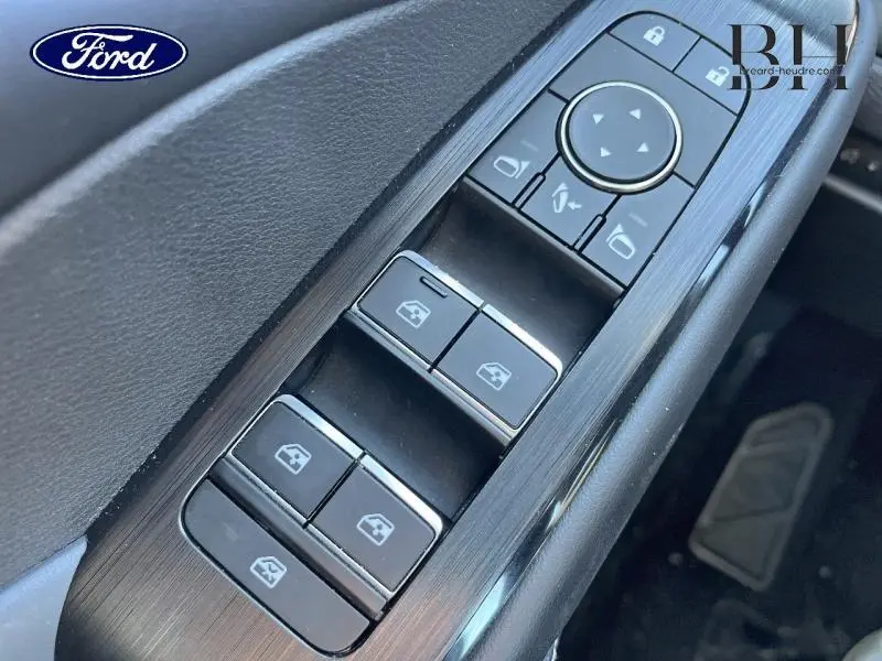 Panneau de commandes des vitres côté conducteur en plastique noir sur Nissan Qashqai Gris Argile, vue rapprochée intérieure.