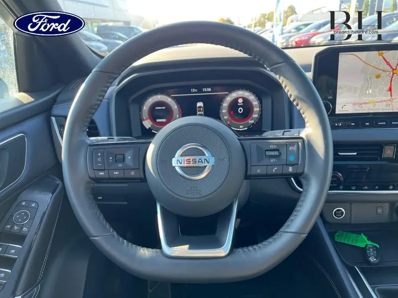 Vue centrée sur le volant cuir noir du Nissan Qashqai 2022 avec tableau de bord numérique et écran GPS tactile.