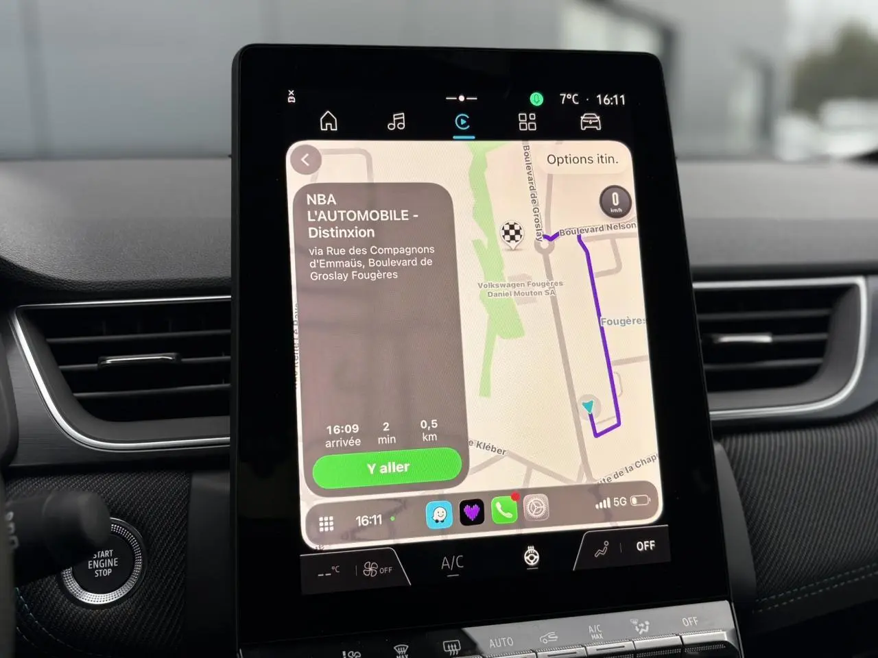 Écran tactile central du tableau de bord du Renault Captur blanc nacré, affichant la navigation GPS.