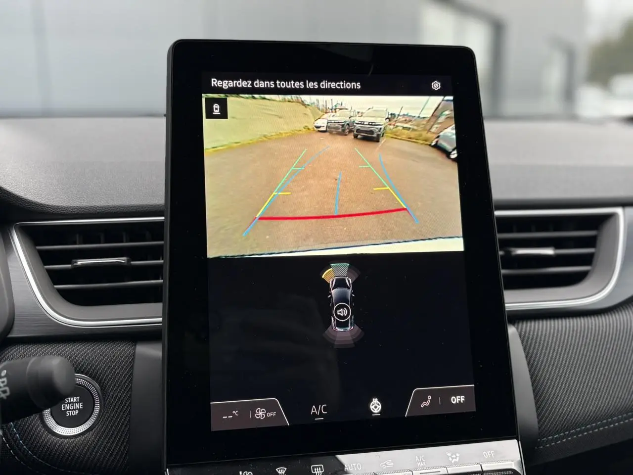 Écran central affichant la caméra de recul du Renault Captur blanc nacré, vue intérieure du tableau de bord.