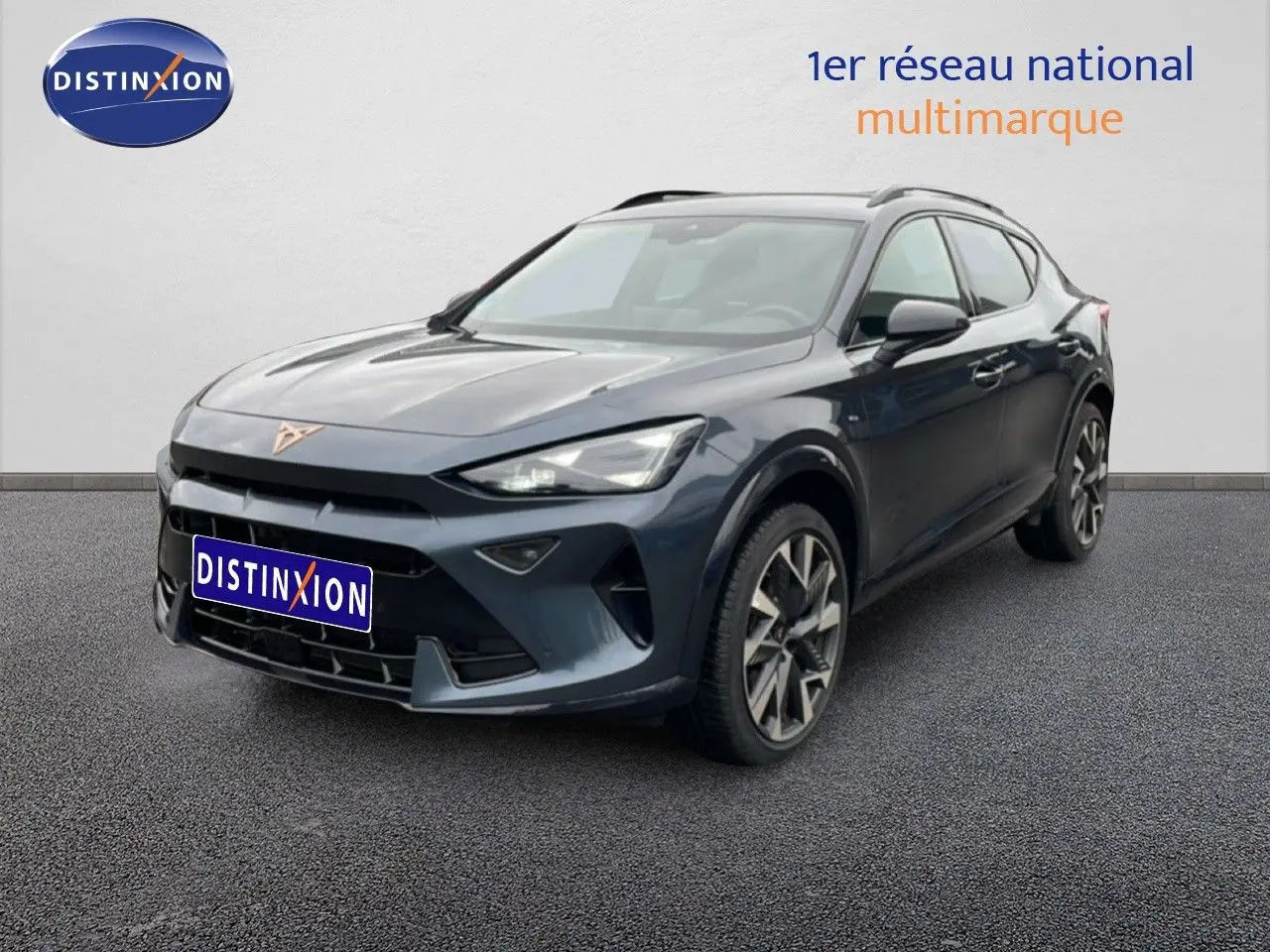 Vue 3/4 avant d'un CUPRA Formentor gris magnétique métal avec jantes alliage et calandre noire distinctive.