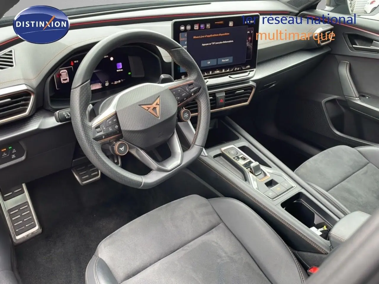 Vue intérieure côté conducteur de la CUPRA Formentor 2025, tableau de bord numérique et volant cuir perforé noir.